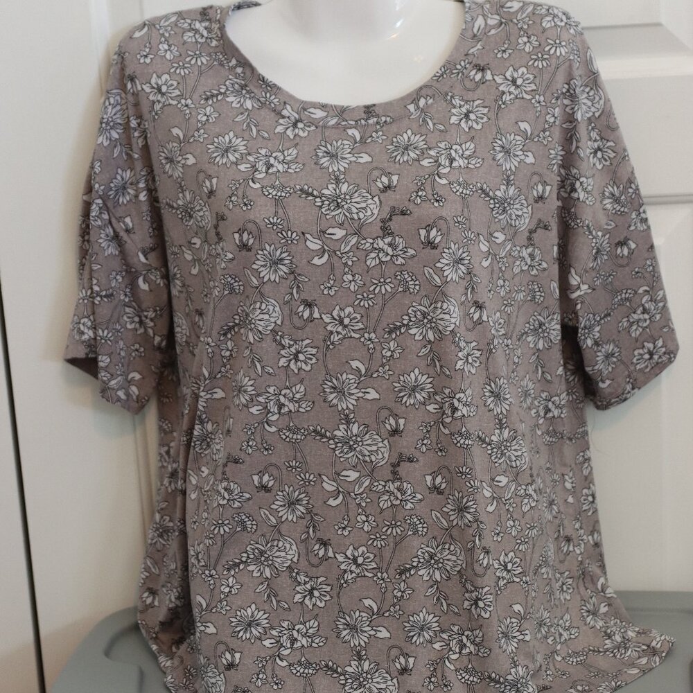 Jones New York Short Sleeve Super Soft Floral Grey and White Top Casual Large